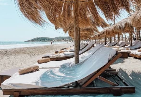 Strandbedjes en een parasol