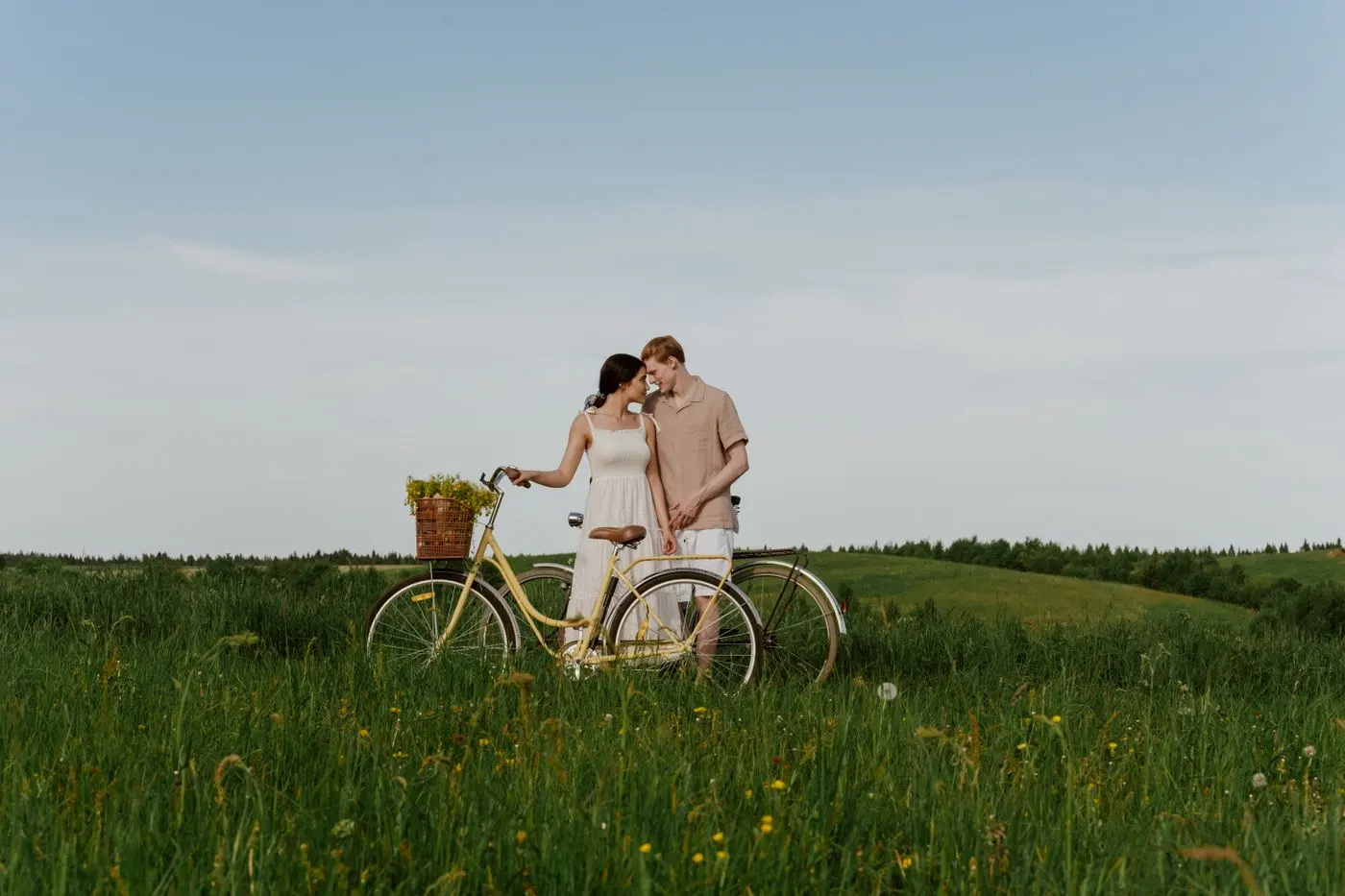 Samen met de fiets door het gras